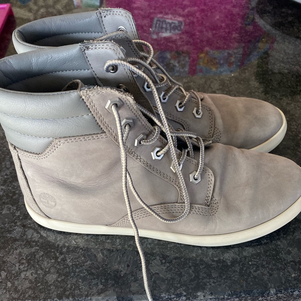 Women’s timberland boots size 9